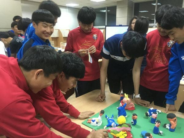 교육생을 위한 "축구선수와 함께하는 스포츠 미술심리" 프로그램 운영 이미지 4