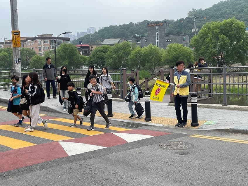 용인시축구센터 ‘Safe Cross’ 아침 등굣길 교통 안전지도 봉사 실시
